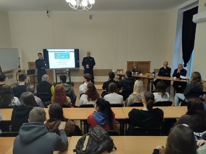 Policjanci zorganizowali debatę