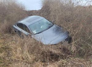 Nakielanin miał naprawić przekazane mu audi, zamiast tego razem ze znajomymi ruszył w trasę, która zakończyła się w przydrożnym rowie.