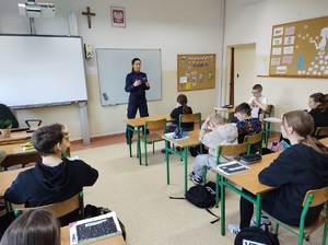 Mundurowe z wizytą w szkole w Turze