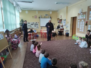 Policjanci spotkali się z przedszkolakami w Sadkach