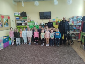 Policjanci spotkali się z przedszkolakami w Sadkach