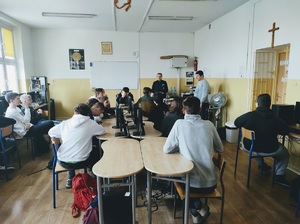 Uczniowie nakielskiego Zespołu Szkół im. Stanisława Staszica podczas spotkania z policjantkami rozmawiali o bezpieczeństwie w sieci.