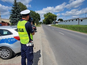 Policjant mierzy prędkość nadjeżdżających pojazdów