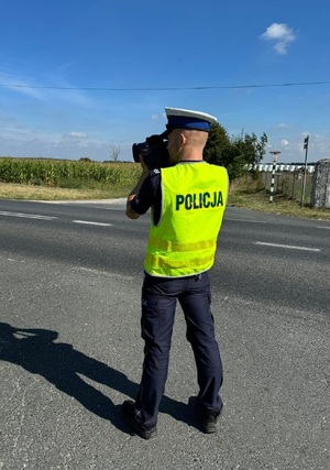 policjant mierzy prędkość nadjeżdżających pojazdów