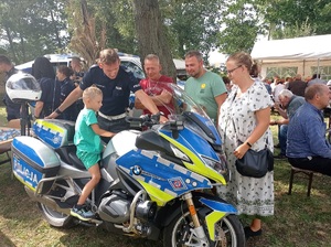 policjant z dzieckiem na motocyklu policyjnym