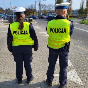 policjanci obserwują natężenie ruchu