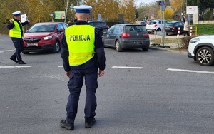 policjant kieruje ruchem