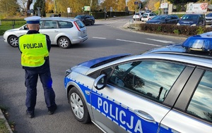 policjant kieruje ruchem