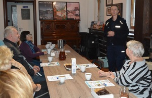 policjantka rozmawia z seniorami