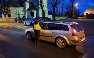 policjanci kontrolują samochody w ramach działań &quot;Trzeźwy poranek&quot;