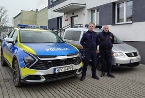 policjant stoi obok strażnika gminnego