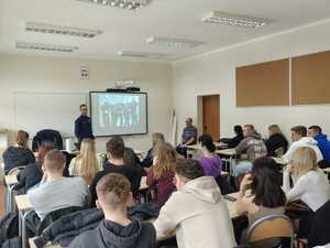 policjant w szkole