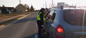 policjantka kontroluje trzeźwość kierującego