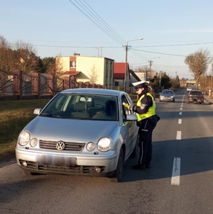 policjantka kontroluje trzeźwość kierującego