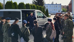 policjant z uczniami