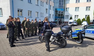 policjant z uczniami