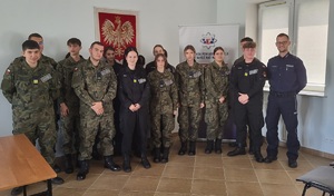 policjant z uczniami