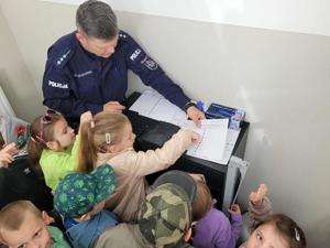 dzieci w komisariacie policji w Szubinie