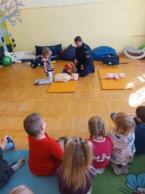 policjanci w  przedszkolu