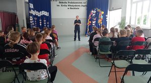 policjantka rozmawia z dziećmi