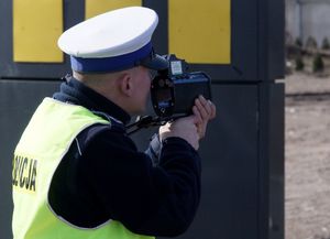 policjant mierzący prędkość