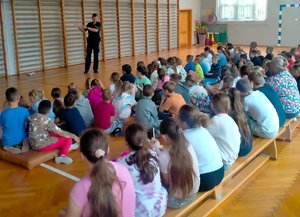 policjant rozmawia z dziećmi