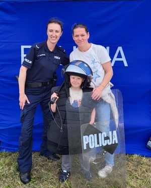 policjanci na festynie