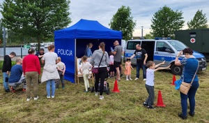 policjanci na festynie