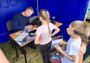 policjanci na festynie