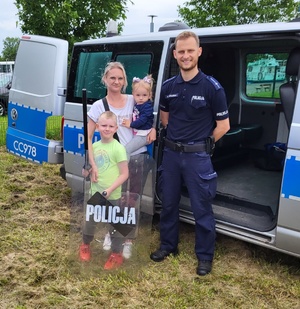 policjanci na festynie
