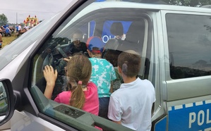 policjanci na festynie
