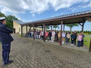 policjanci przeprowadzający egzamin na kartę rowerową