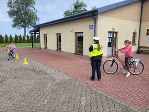 policjanci przeprowadzający egzamin na kartę rowerową