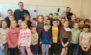 policjanci w szkole z dziećmi