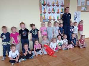 policjantka z dziećmi w przedszkolu