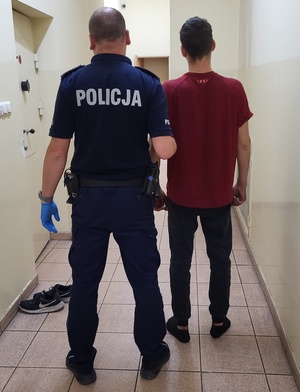 policjant z zatrzymanym