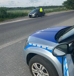 policjant bada stan trzeźwości