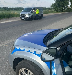 policjant bada stan trzeźwości