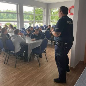 policjanci rozmawiają z dziećmi