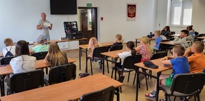 uczniowie z wizytą w nakielskiej komendzie