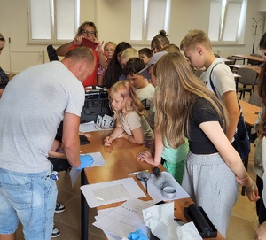 uczniowie z wizytą w nakielskiej komendzie