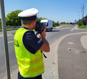 policjant mierzy prędkość