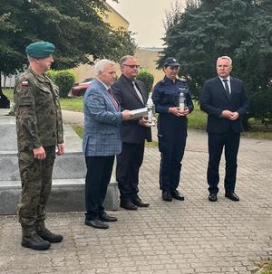 zapalenie zniczy przy Dębach Katyńskich