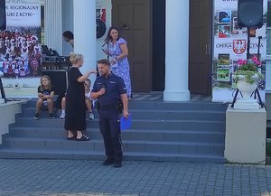policjant rozmawia z seniorami