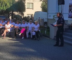 policjant rozmawia z seniorami
