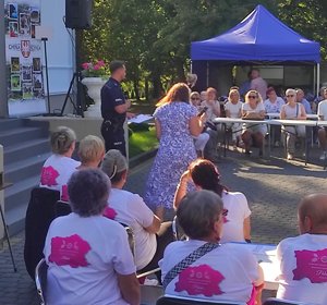 policjant rozmawia z seniorami