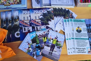 policjanci na festynie w Olszewce