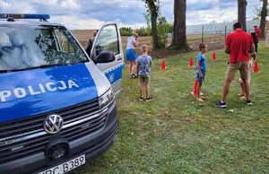 policjanci na festynie w Olszewce