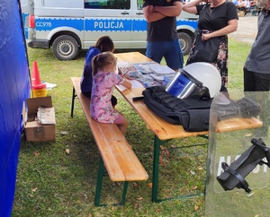 policjanci na festynie w Olszewce