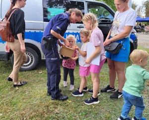 policjanci na festynie w Olszewce